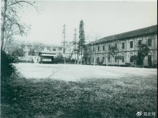 　　1927年3月18日，毛澤東出席在武昌舉行的河南武裝農(nóng)民代表大會(huì)，并作湖南農(nóng)運(yùn)狀況報(bào)告。圖為大會(huì)會(huì)場(chǎng)——武昌農(nóng)講所大操場(chǎng)。